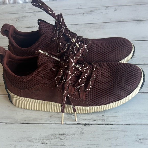 Sorel Out N About Plus Lace Up Waterproof Sneakers In Plum size 8.5 - Picture 1 of 13